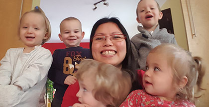 Tagesmutter Jannette Haas aus Rösrath, Selfie mit  ihren Tageskindern.